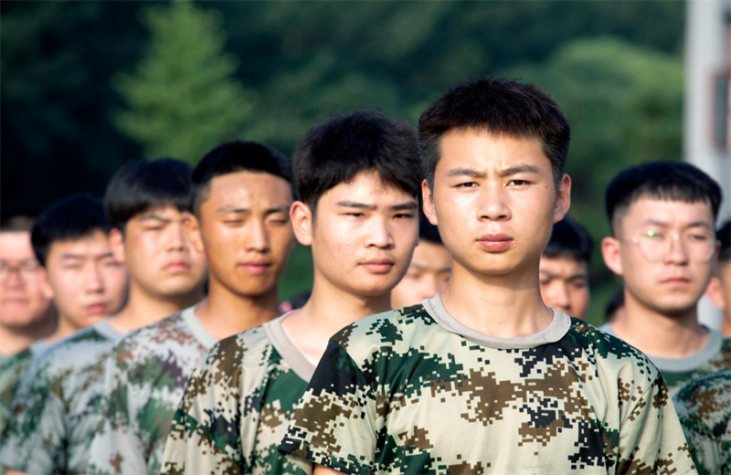 2021年7月6日，尊龙凯时北京集团百名应届大学生褪下便服换上军装，在训练场上接受为期2天的军训，享受入职前的第一份美好记忆。
